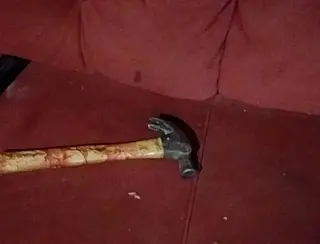 Corpo de mulher é encontrado com sinais de marteladas