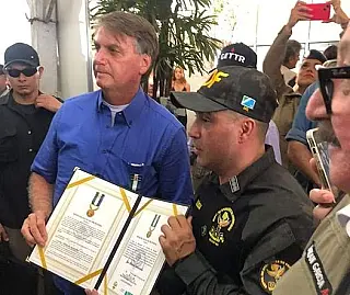 Bolsonaro recebe medalha