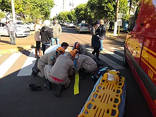 Acidente entre carro e moto deixa motociclista com fratura