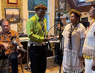 Rezadores e artistas internacionais lançam album digital