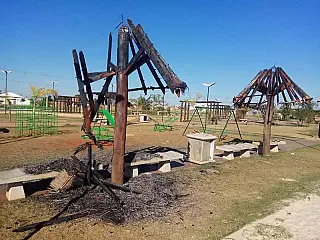 População protesta contra incêndio criminoso em quiosques de parquinho