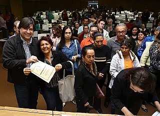 Prefeitura entrega escrituras de imóveis a mais 250 famílias