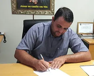 Vereador Carlito questiona preços do gás e aciona Procon