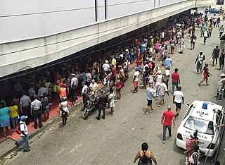 Cubanos enfrentam fila e desespero em busca de comida