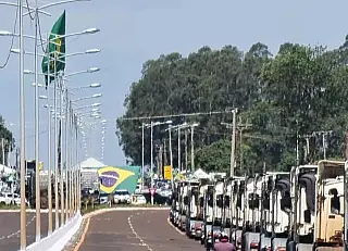 Promotor manda multar carretas em frente ao quartel
