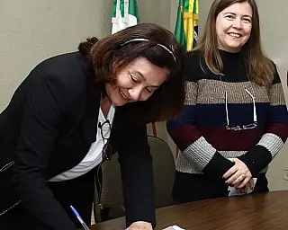 Prefeita anuncia demissões na Saúde e Educação e fechamento por 15 dias