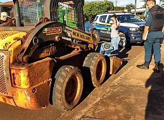 Jovem cai de escavadeira em movimento e morre em Dourados