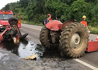 No RS motociclista morre após partir trator ao meio em colisão