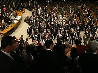 PEC 241, que cria o teto para gastos públicos, é aprovada em Brasília