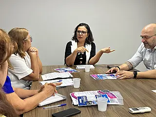 Gleice cobra política de educação para jovens e adultos