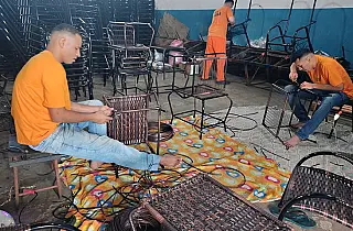 Do pó ao produto final, internos produzem cadeiras de fio em penitenciária de Campo Grande