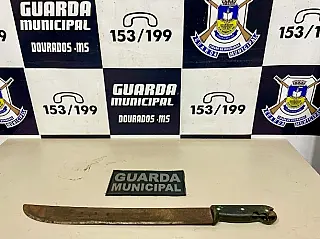 Homem de 67 agride mulher de 71 com facão