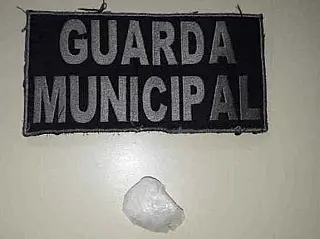 Mãe deixa criança ingerir cocaína e perde guarda da filha para avó paterna