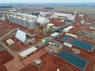 Duas pessoas são socorridas de aeronave que caiu no pátio da Coamo