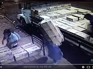 Vídeo mostra momento em que ladrões carregam caminhão com defensivos
