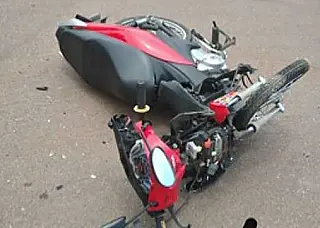 Mulher cai de moto e morre