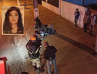 Jovem morre após bater com moto em poste