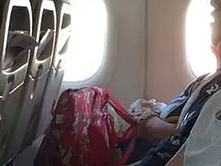 Após embarcar com cachorro em bagagem de mão passageira é retirada de voo