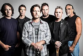 Pearl Jam interrompe show para expulsar homem que agredia mulher