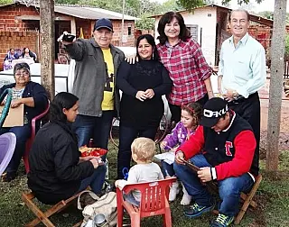 Bebeto e Délia participam de evento em bairro
