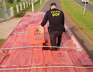 DOF apreende carregamento com R$ 2 milhões em 45 mil pacotes de cigarros