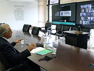 Reinaldo defende volta do auxílio e mais vacinas em videoconferência nacional