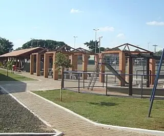 Família embriagada provoca brigueiro na praça