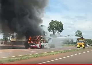 Ônibus de passageiros pega fogo na BR 163