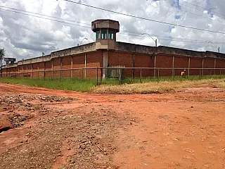 Com corda feita de lençóis, dois presos fogem do presídio de segurança máxima