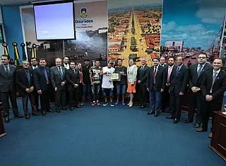 Câmara de Dourados realiza sessão de entrega de homenagens