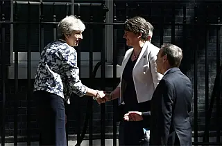 Theresa May fecha acordo com unionistas em troca de ajuda financeira