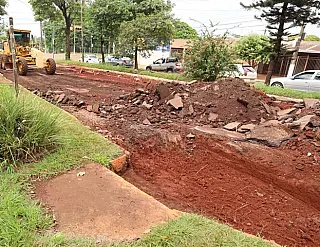 Prefeitura recupera asfalto da rua Aziz Rasselen