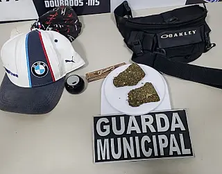 Detidos com 2 'nacos' de maconha