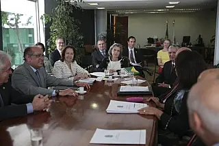 Ministros do STF querem fim de efeito cascata sobre salários, diz senadora