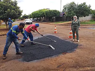 Liandra é atendida com serviço de tapa-buraco