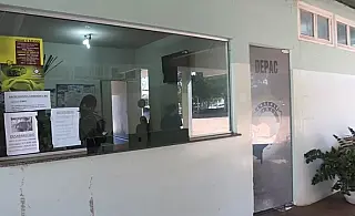 Mulher finge pedir pizza enquanto aciona Polícia