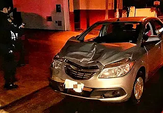 Motorista embriagado bate em caminhão parado em Dourados