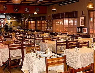 Restaurantes ganham queda de braço e toque de recolher volta para às 22 horas