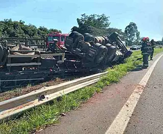 Caminhoneiro capota e morre