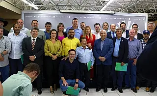 Riedel reúne prefeitos e diz que trabalho continua