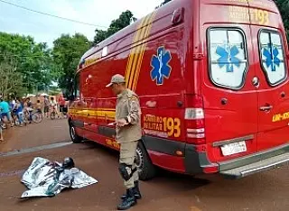 Rapaz pega moto de amigo para dar uma volta e morre ao bater em árvore