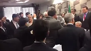 Tramitação da reforma trabalhista é interrompida após bate-boca entre senadores