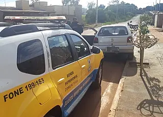 Condutor embriagado dorme no veículo após colidir com lixeira em bairro