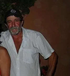 Homem morre após ser esmagado por árvore que ele cortava