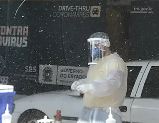 Idosos com mais de 80 anos serão vacinados neste domingo em drive thru no Bombeiros