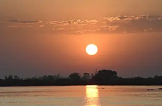 Sol deve predominar em MS nesta segunda, mas previsão não descarta chuvas