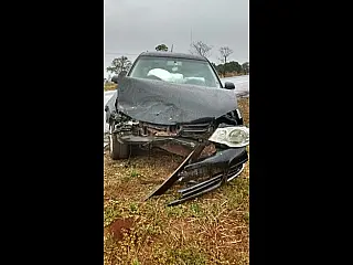 Para entrar em fazenda, condutor invade contramão, colide em carro e idosa morre
