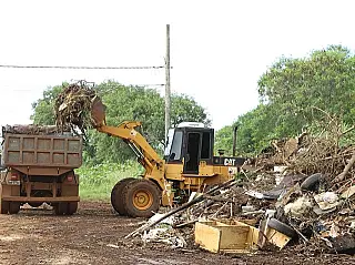 Semsur faz mutirão para eliminar lixão em rua do Jardim Água Boa