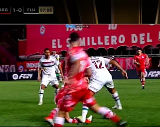 Jogador quebra a perna em jogo da Libertadores