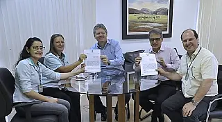 Para agilizar serviços a agricultores familiares Agraer e Jucems firmam convênio